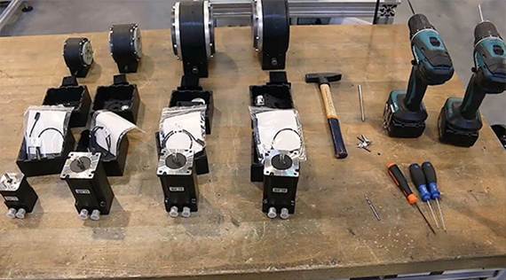 Комплектующие robolink® на столе с инструментами